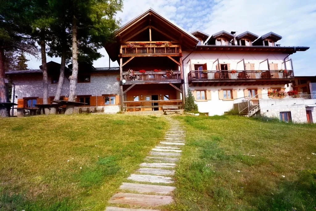 Rifugio Predaia Ai Todes'ci, hotel v destinaci Tres