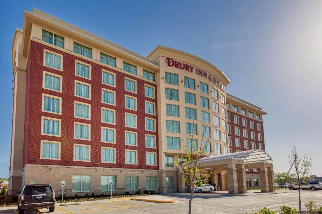 Drury Inn & Suites Iowa City Coralville，位于克拉尔维尔的酒店