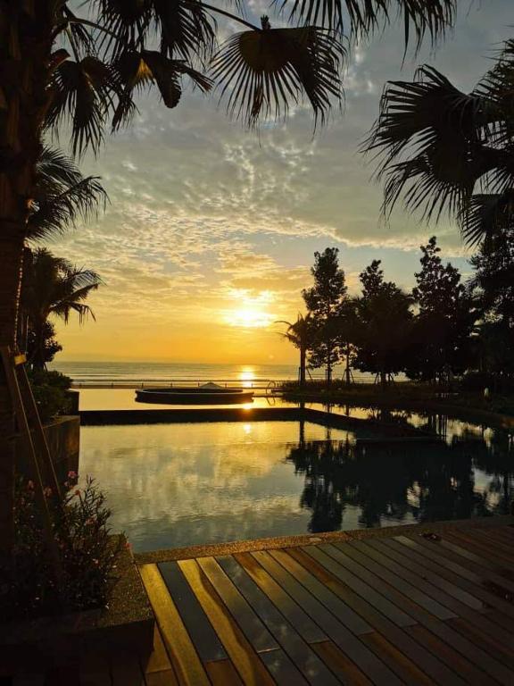 Timurbay by Dfamilia, ground floor suite with easy access to the pool and beach, Kuantan