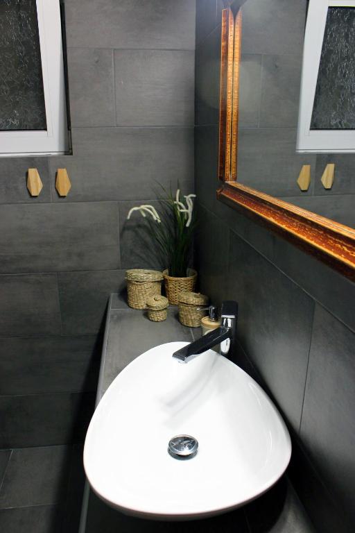 Homel Rocks -Elegant Apt 2BD -Amazing garden view photo
