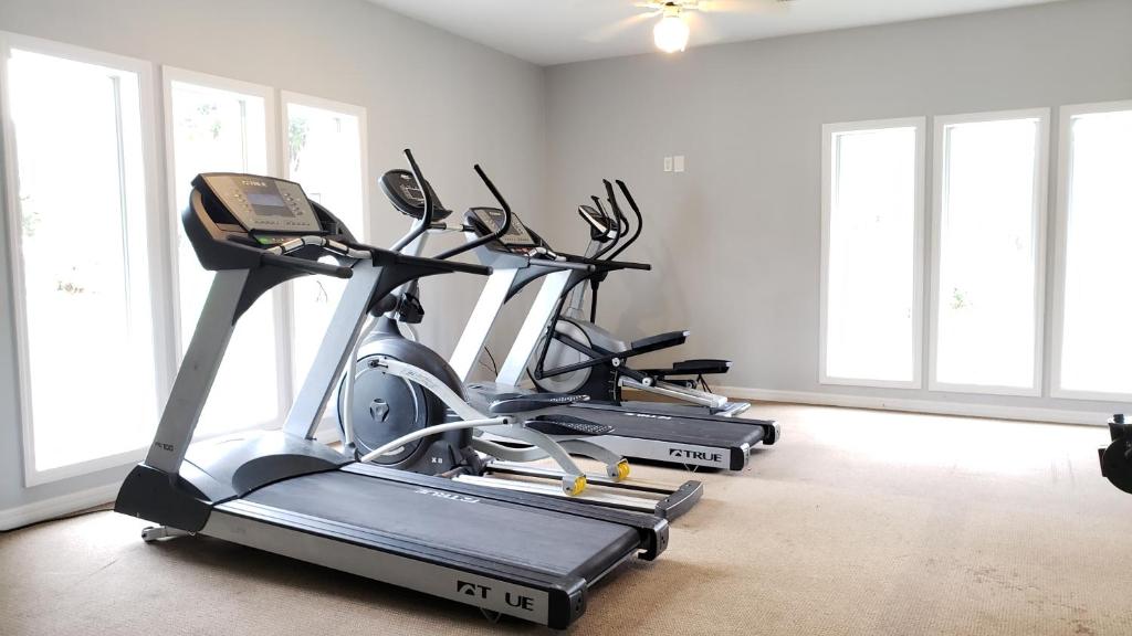 Comfy & Convenient 1BR Apartment Near Oaks Mall & Medical Center Fast WIFI photo