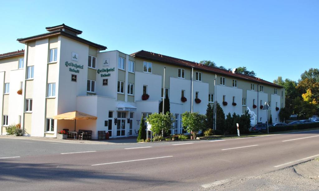 Heidehotel Lubast — Hotel in Kemberg