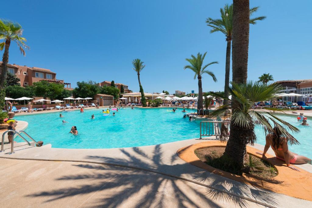 Aparthotel Ciudad Laurel — Basen in Cala Millor, Baleary