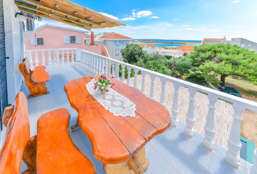 Apartments Goldie — Hotel in Novalja
