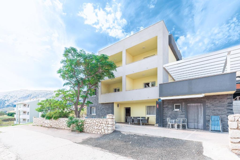 Apartments Lili — Hotel in Pag