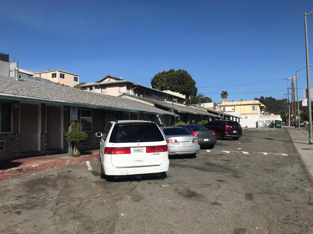 Commodore Motel photo