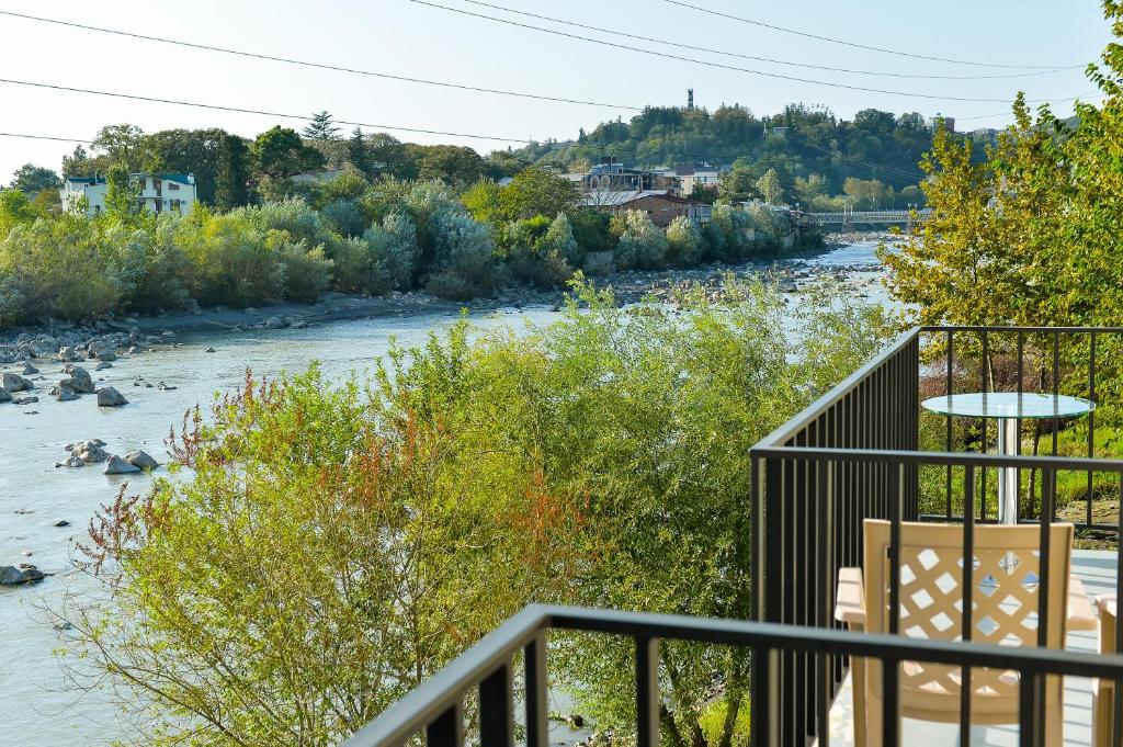 Four Seasons Riverside photo