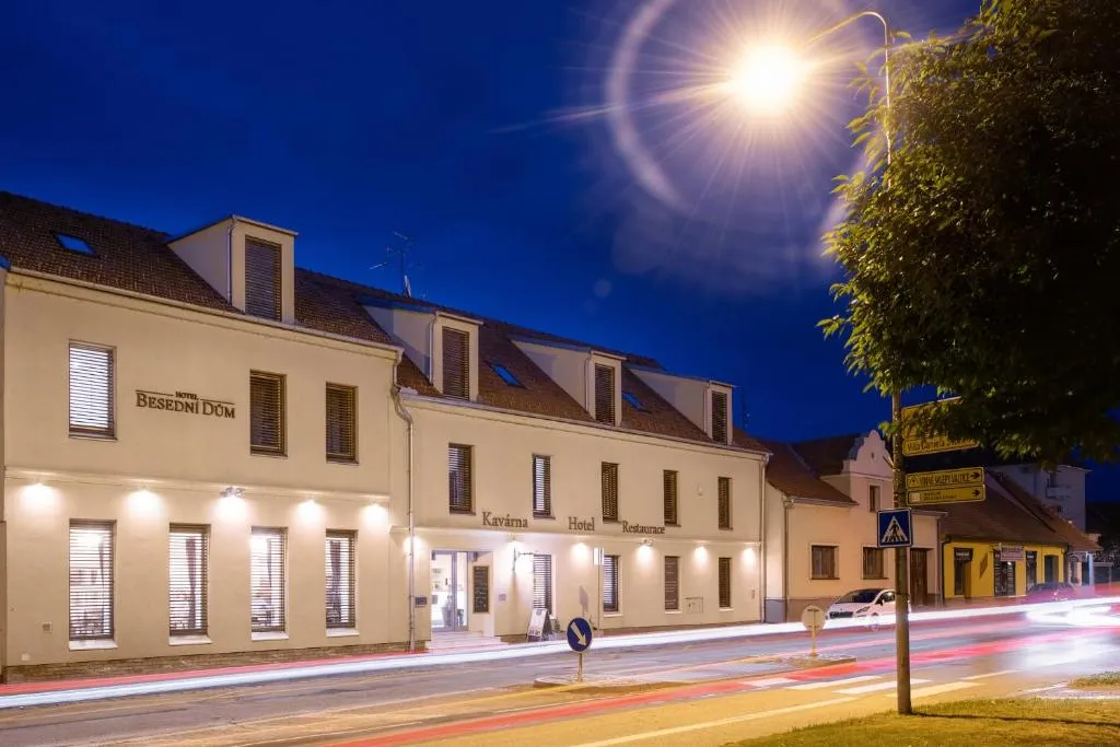 Wine & Wellness hotel Besední dům，位于瓦尔季采的酒店