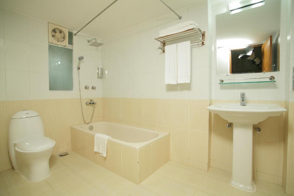 Richmond Hotel and Suites photo