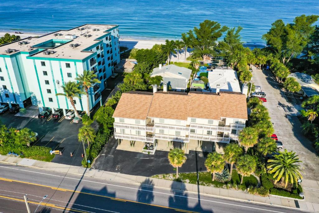 100 steps to beautiful Indian Rocks Beach, oceanside, 2 bedroom updated condo ViaMichelin