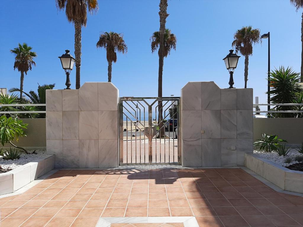 Apartamentos LOLA y MANUELA en primera línea playa Carihuela con excelente Terraza-jardin de 80 m2 frente al Mar con aparcamiento privado Ideal para descansar oyendo las olas del Mar - 5