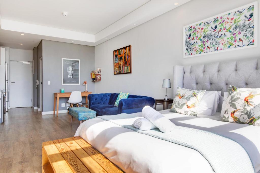 Eclectic Blue City View Apartment photo