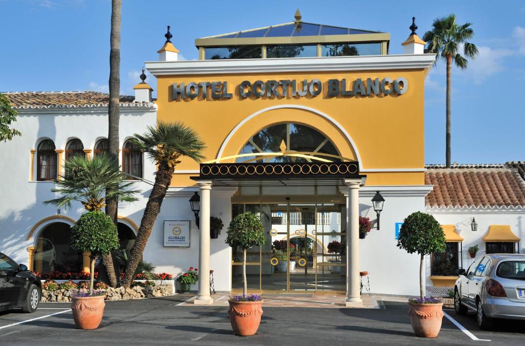 Globales Cortijo Blanco — Hotel building in Marbella, Andalusia