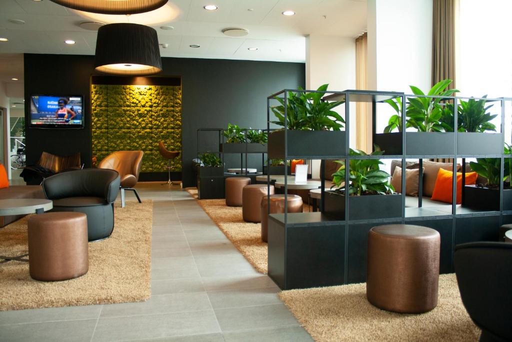 Shared lounge/TV area