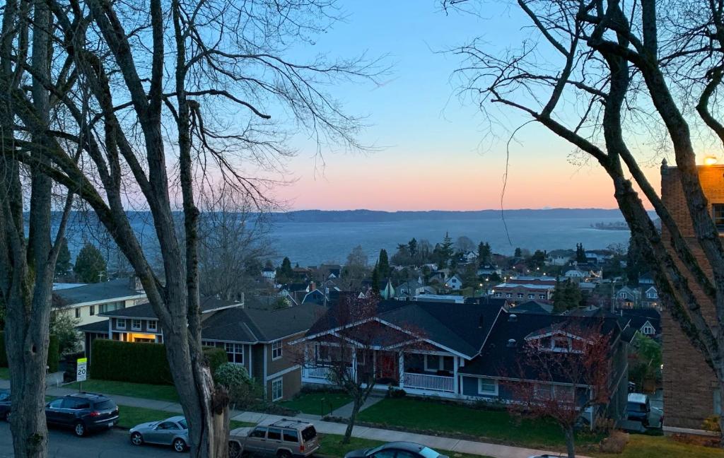 Puget Sound View, Best Area, 2 Baths, 2 Bedrooms, WD, Jacuzzi Bath, New Carpet, Balcony, View, 925sf, Tacoma