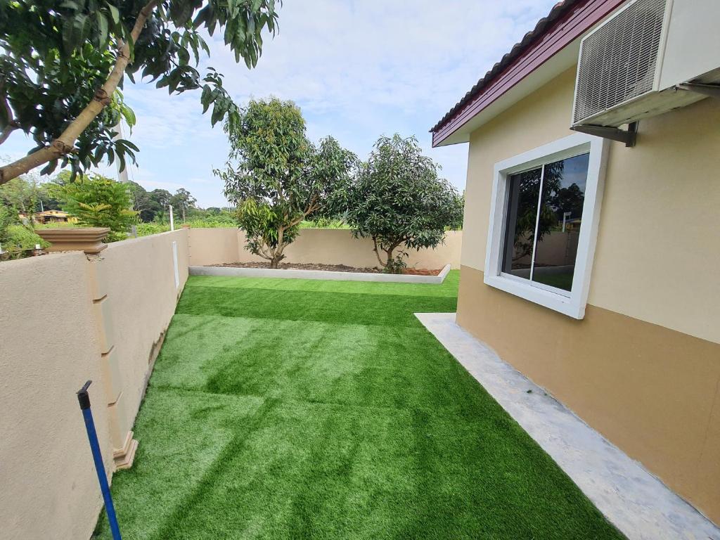 Swimming pool with 5 bedroom house Full AC near Stadium Hang Jebat photo