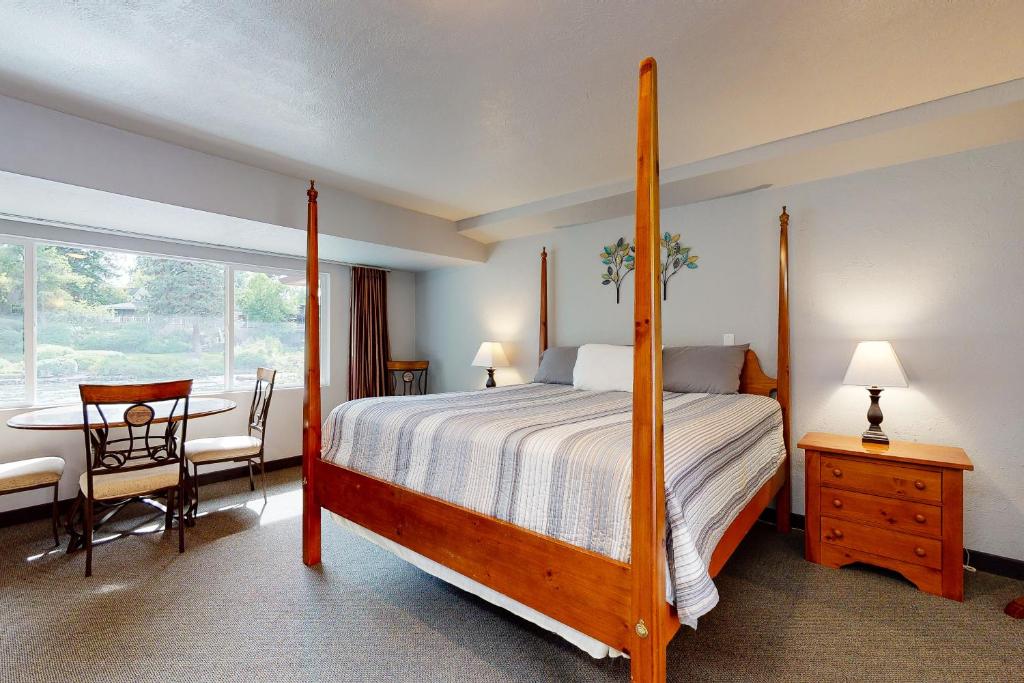 Deschutes Riverside Escape — Hotel in Bend (OR)