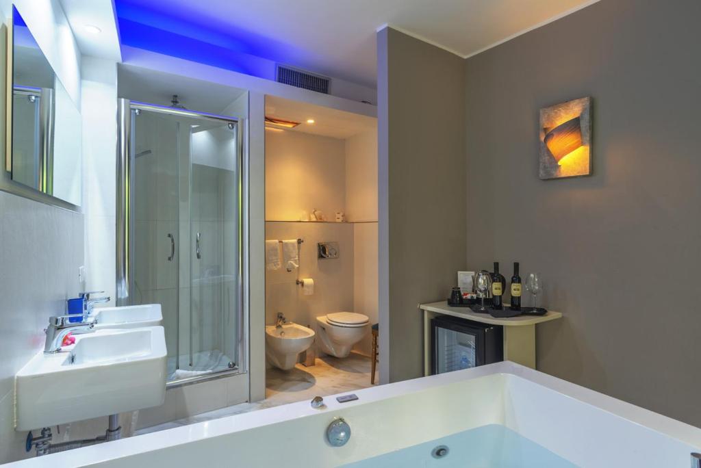 Shower, Etruria Relais and Wine in Rome