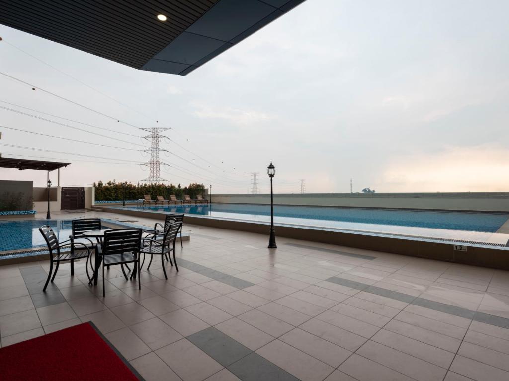 Swimming pool