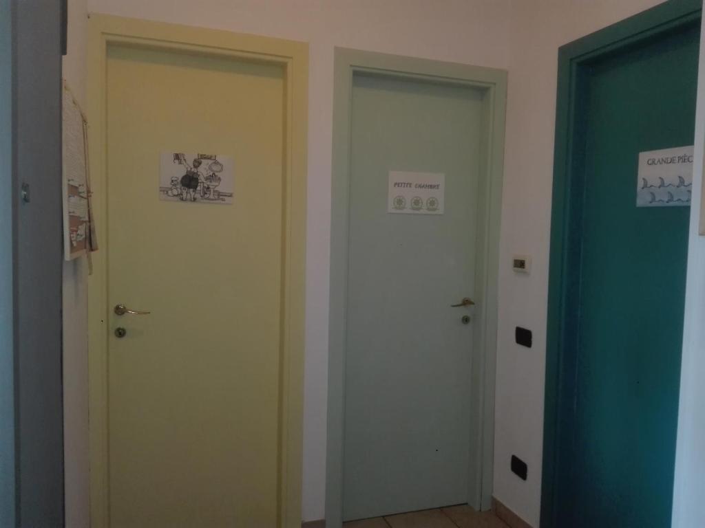 A La vue chambre BAGNO CONDIVISO SHARED BOTH2piano no lift no navetta a pagamento aria condizionata  photo