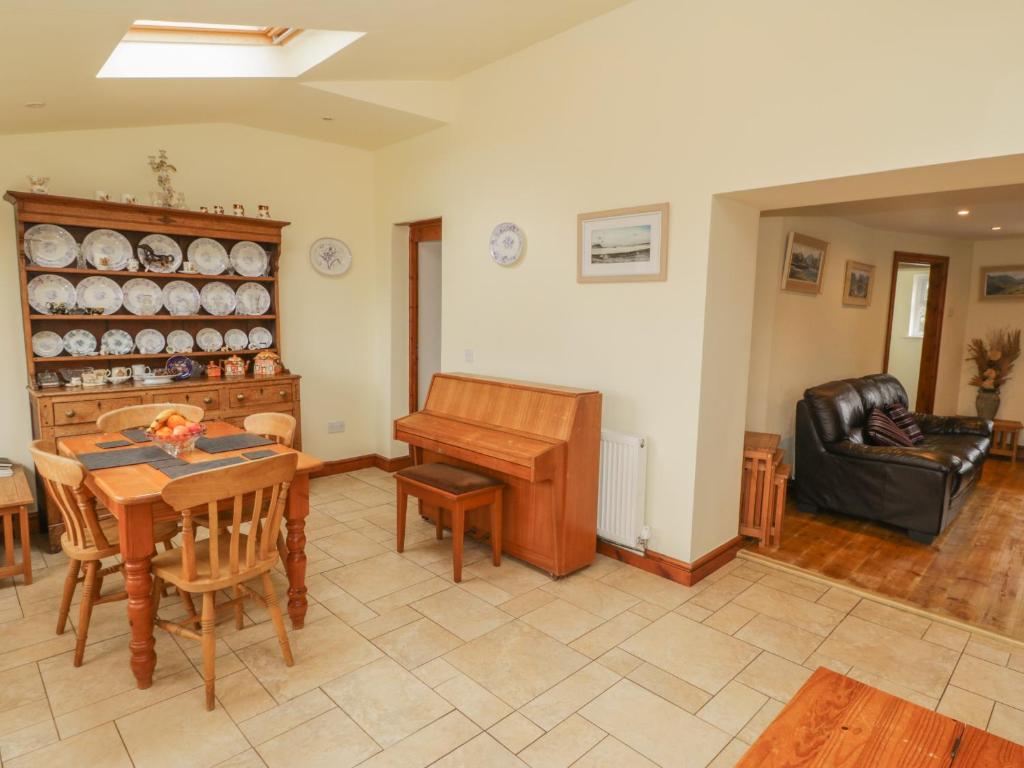 Bron Gadair, Newborough photo 5