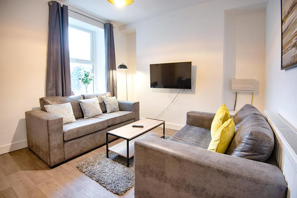 5 Bed - 2 Bath - Ideal for Work Crews, Port Talbot