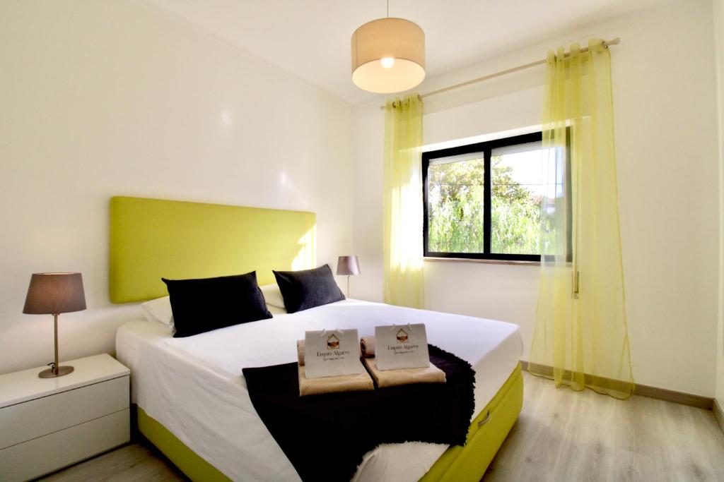 Apt Berry - with pool and rooftop, Porches