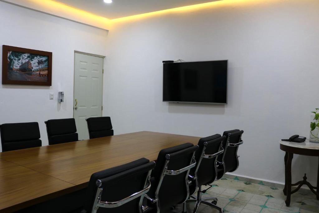 Shared lounge/TV area