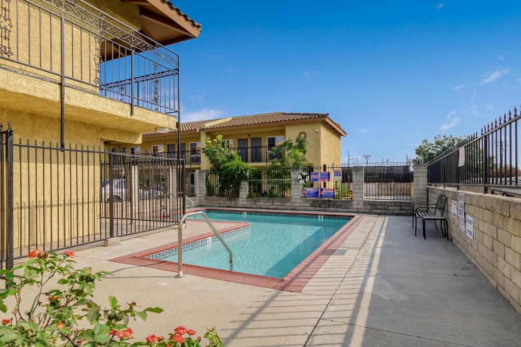 Swimming pool, Hacienda Inn in La Puente (CA)