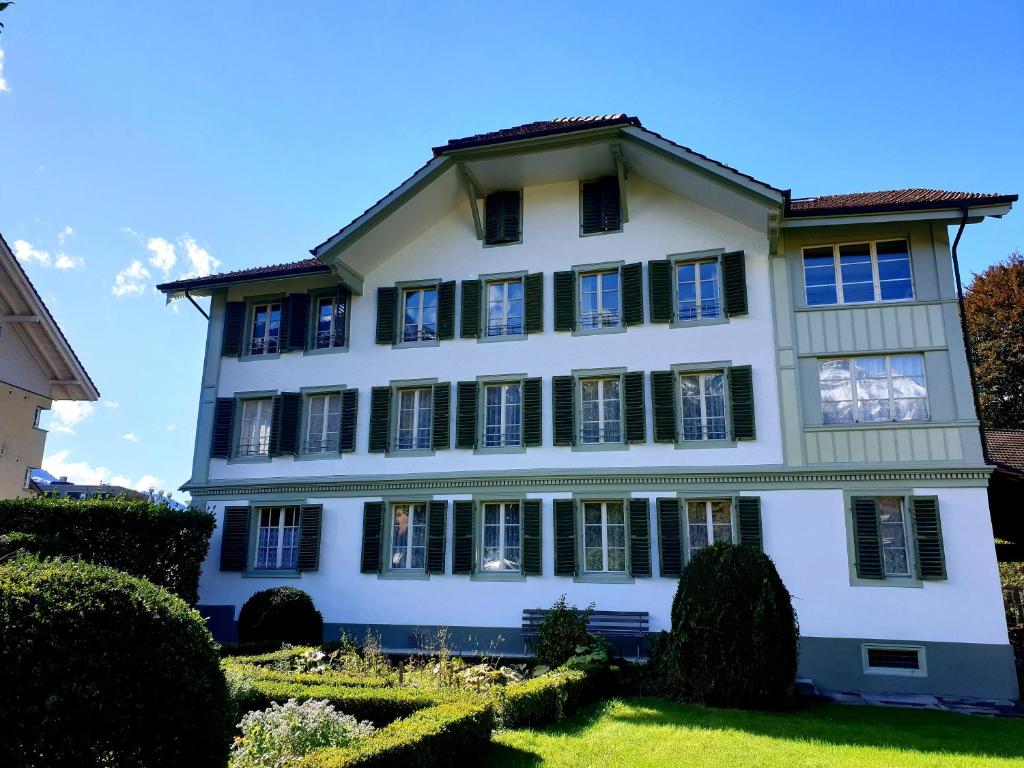 Interlaken Town House Sleeps 12 guests Central — Hotel in Interlaken