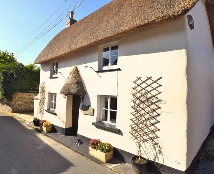 Honeysuckle Romantic 17thC Thatched Cottage