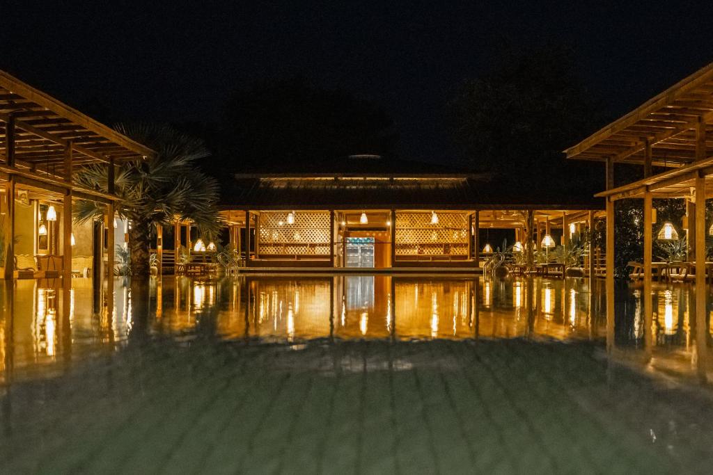 Swimming pool, Peam Snea Resort in Kampot