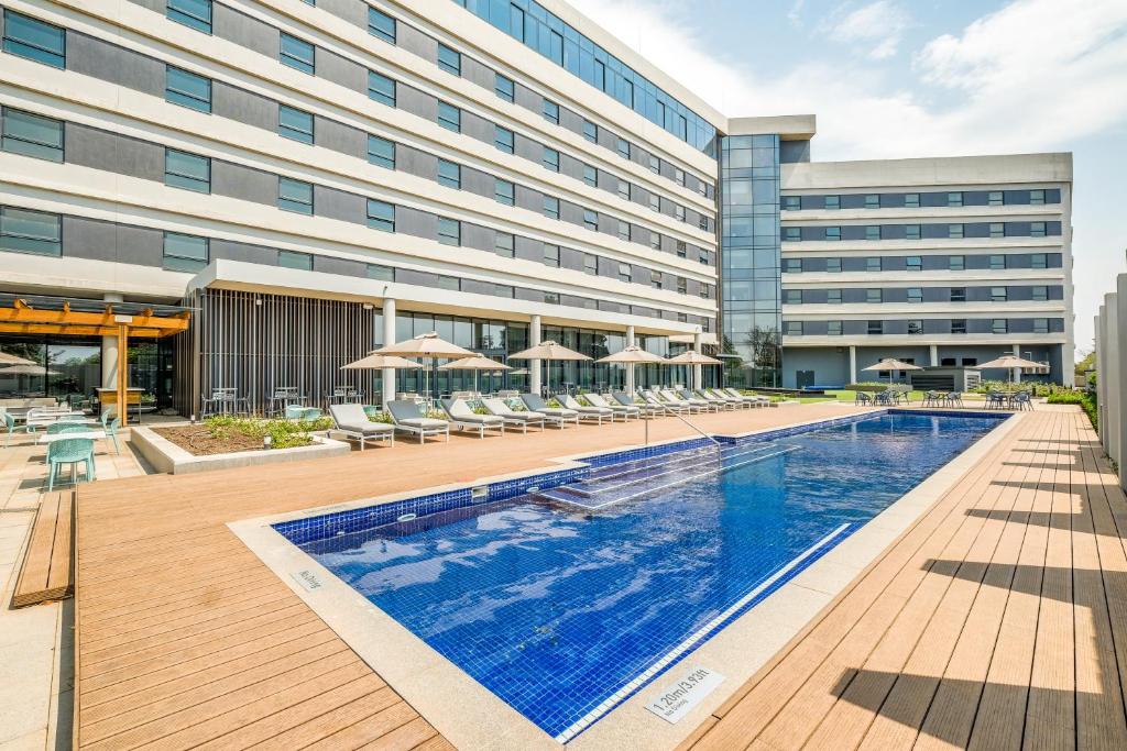 ラディソン ホテル アンド コンベンション センター OR タンボ エアポート (Radisson Hotel and Convention Centre OR Tambo Airport) スイミングプール