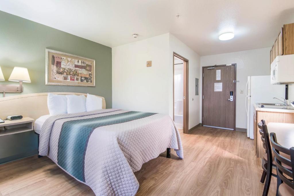 HomeTowne Studios & Suites Bentonville photo