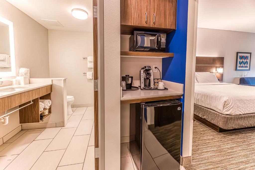 Holiday Inn Express & Suites - Rantoul photo