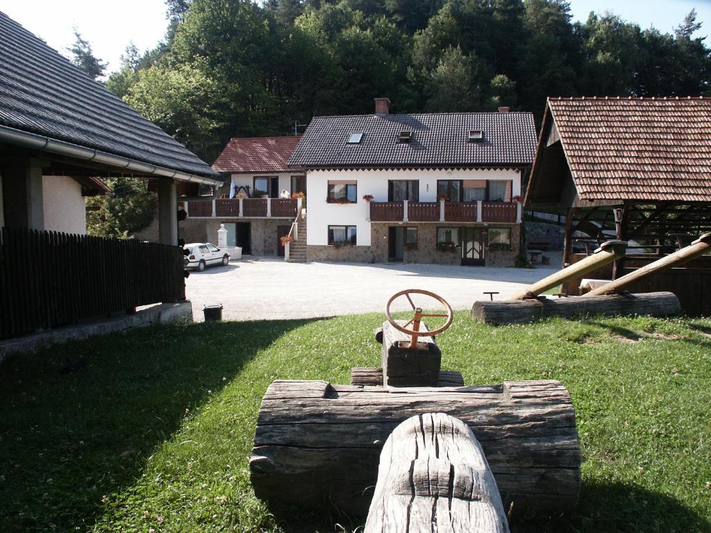 Pri Lazarju Farm Stay — Hotel in Podgrad
