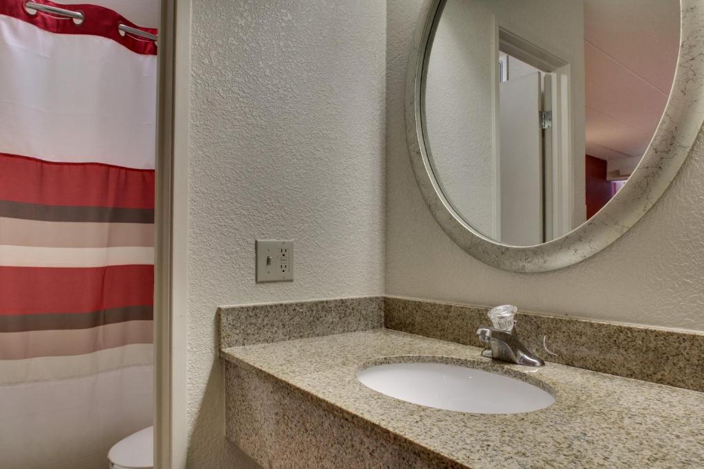 Red Roof Inn St Louis - Westport photo