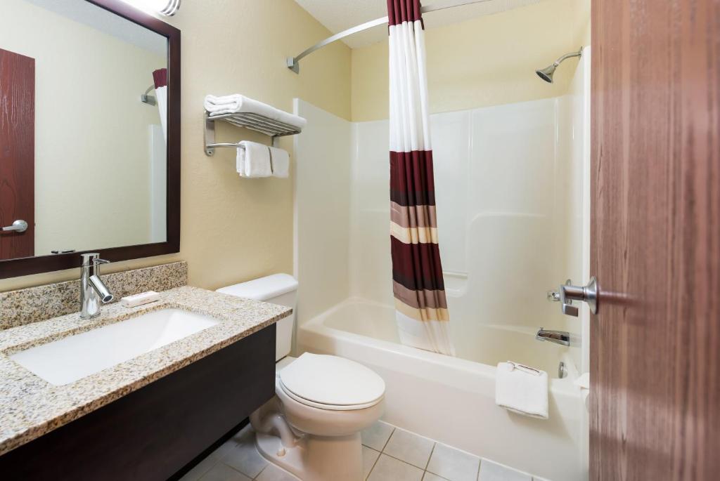 Red Roof Inn Auburn photo