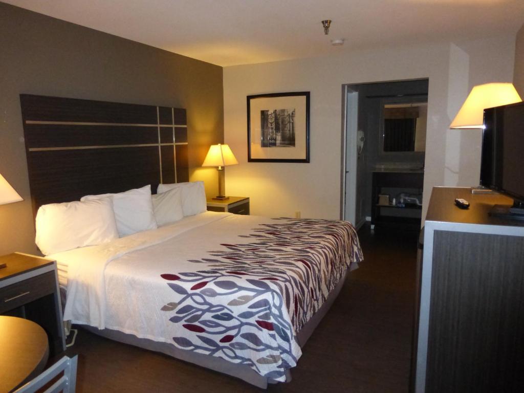 Americas Best Value Inn Columbia Photo 10