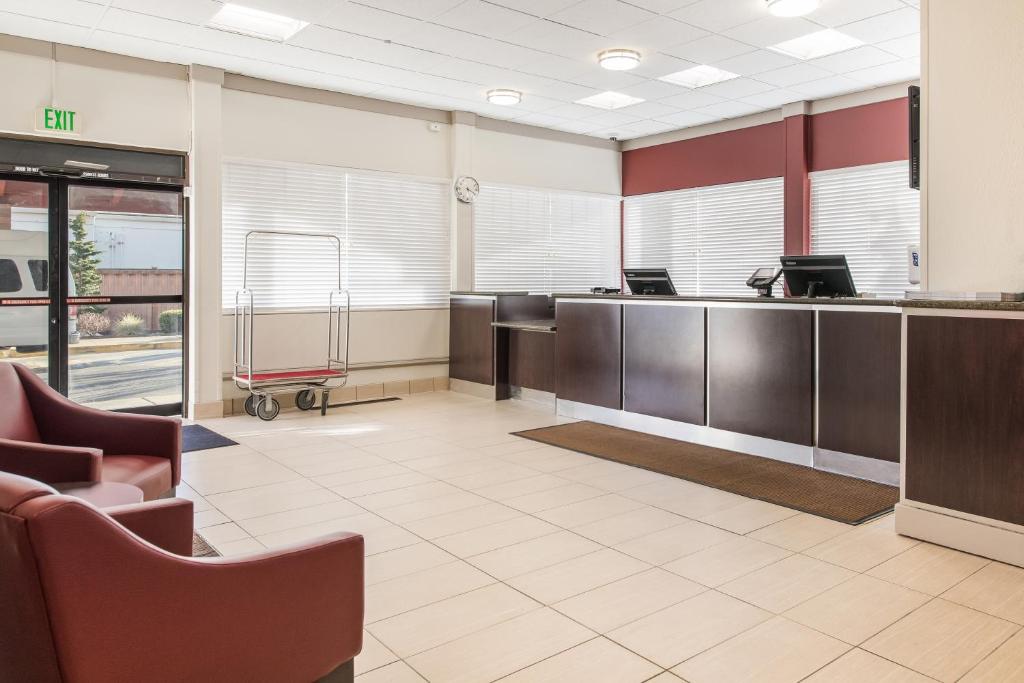 レッド ルーフ イン シアトル エアポート - シータック (Red Roof Inn Seattle Airport - SEATAC) フロント・ロビー