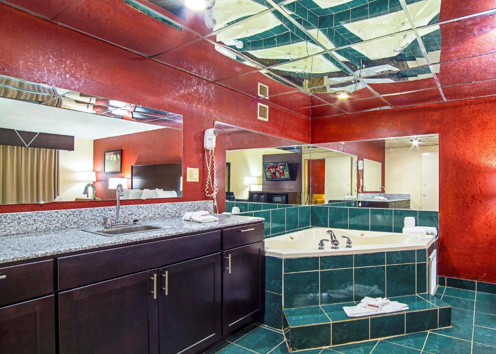 Red Roof Inn & Suites Greenwood Sc Photo 13