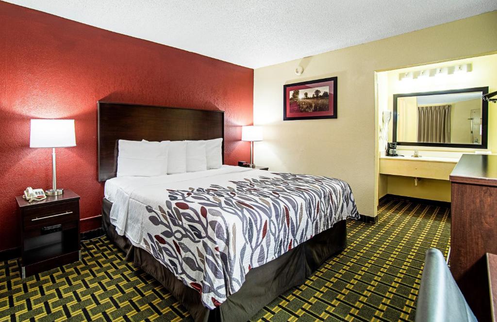 Red Roof Inn & Suites Greenwood Sc Photo 27