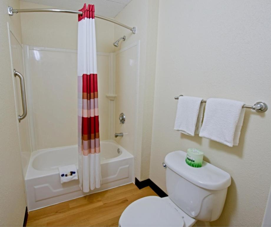 Red Roof Inn Albany Airport photo