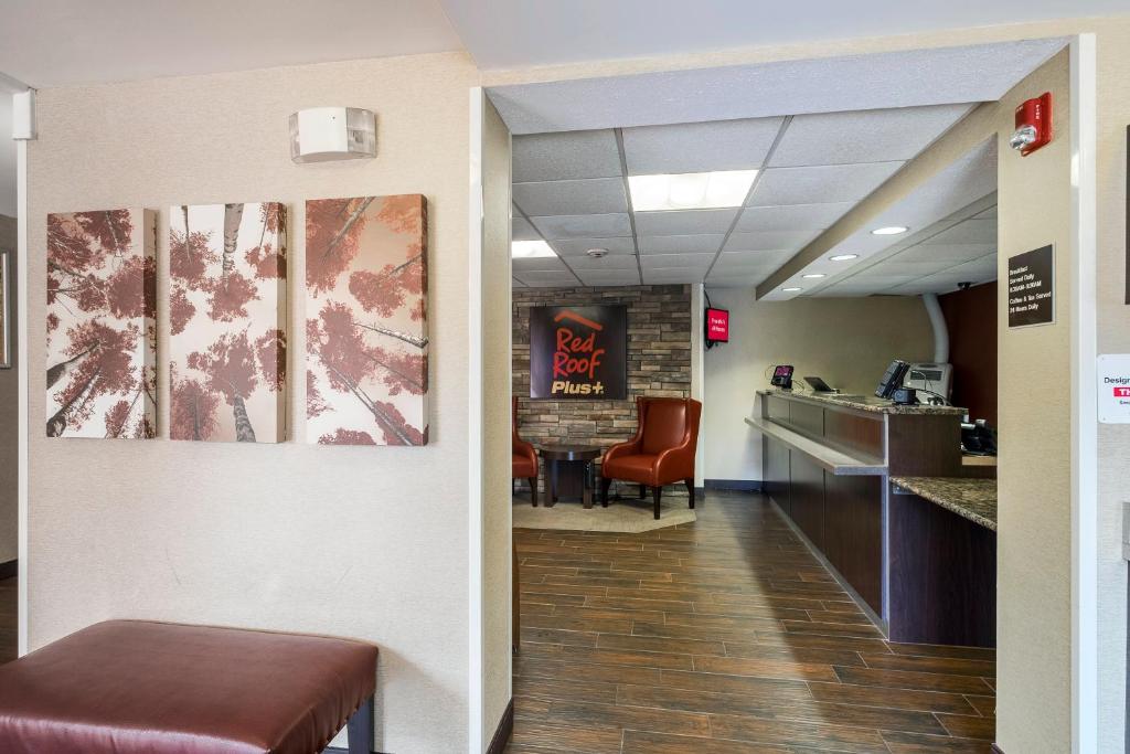 レッドルーフプラス+ ボストン - ウバーン/バーリントン (Red Roof PLUS+ Boston - Woburn/ Burlington) フロント・ロビー