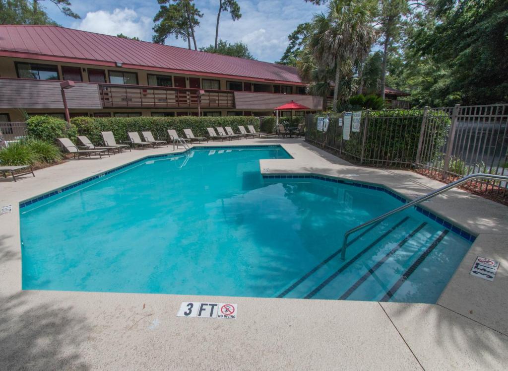 Swimming pool, Red Roof Inn Hilton Head Island in Hilton Head Island (SC)