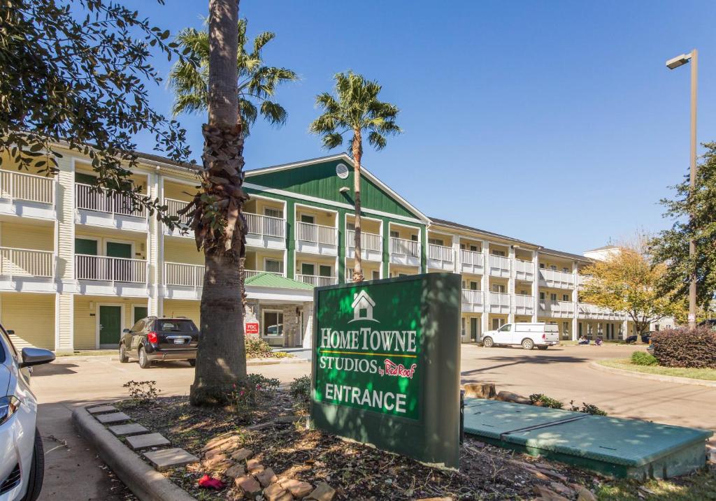 HomeTowne Studios by Red Roof Houston - Northwest, Houston