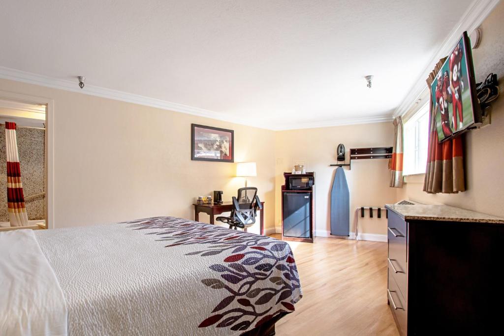 Red Roof Inn & Suites Monterey Photo 6
