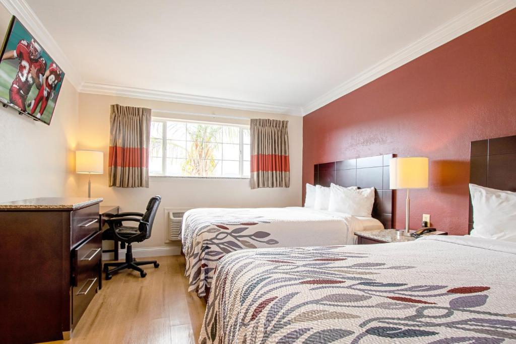 Red Roof Inn & Suites Monterey Photo 9