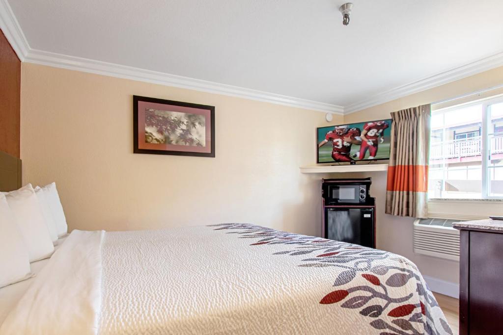 Red Roof Inn & Suites Monterey Photo 30