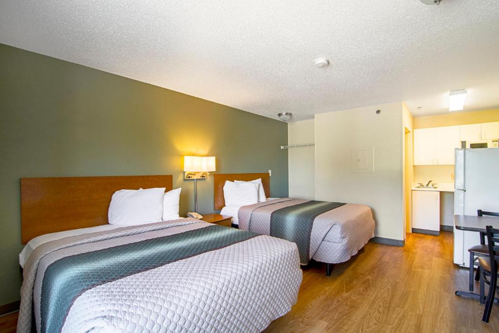 HomeTowne Studios Chicago Waukegan 2024 Deals from 65